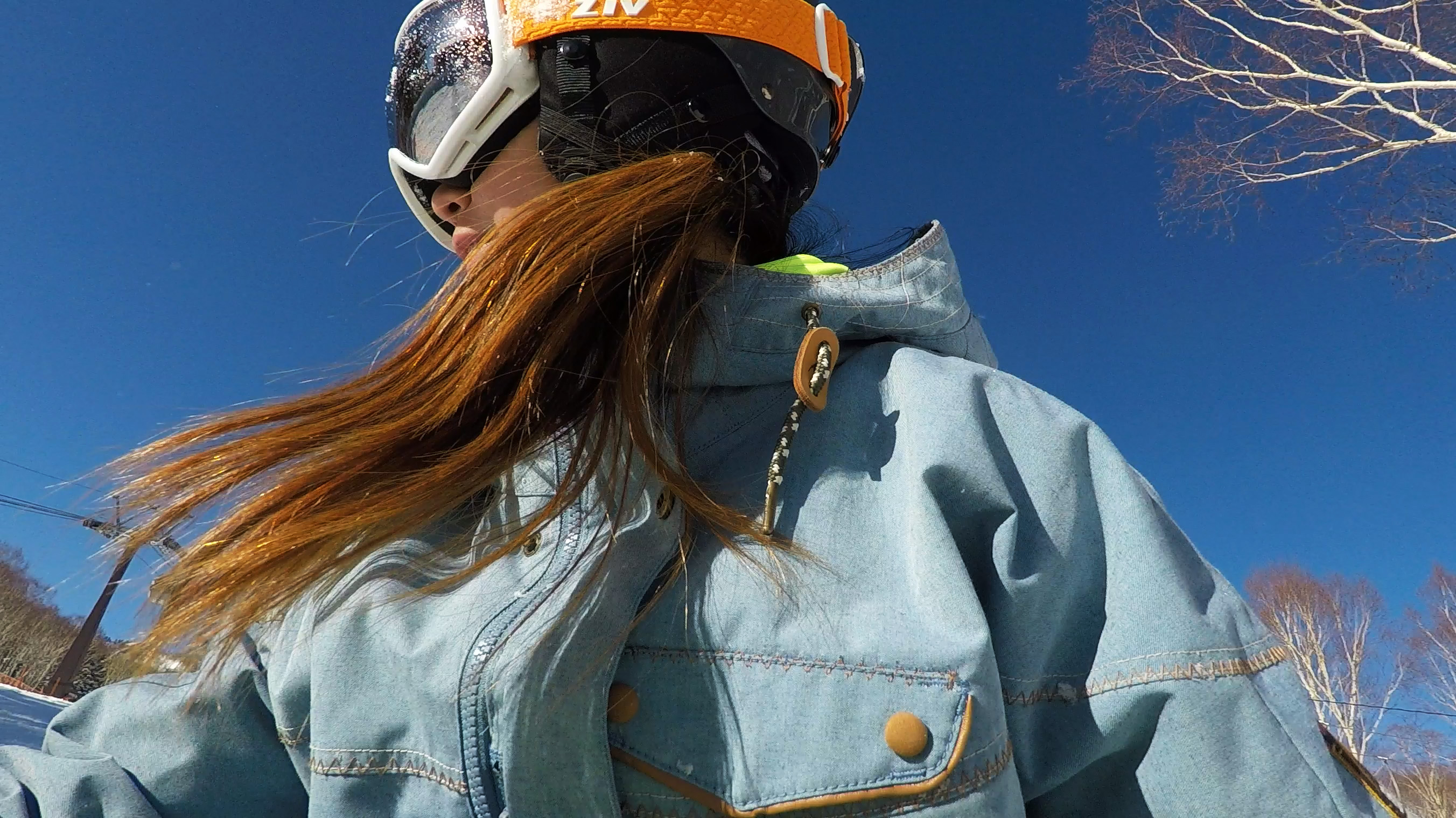 戴著ZIV雪鏡的長髮年輕女孩，正在滑雪
